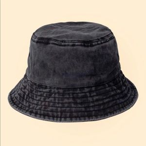 Black buckethat